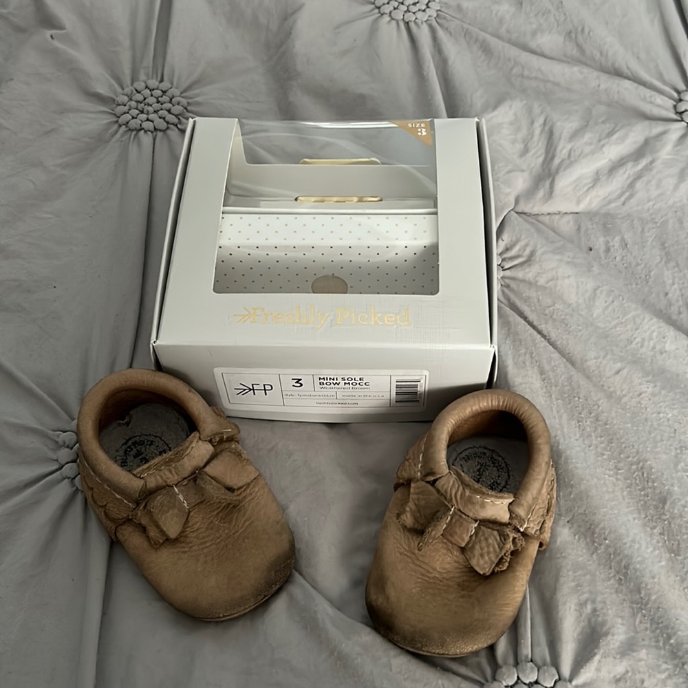 Mini sole bow moccasins